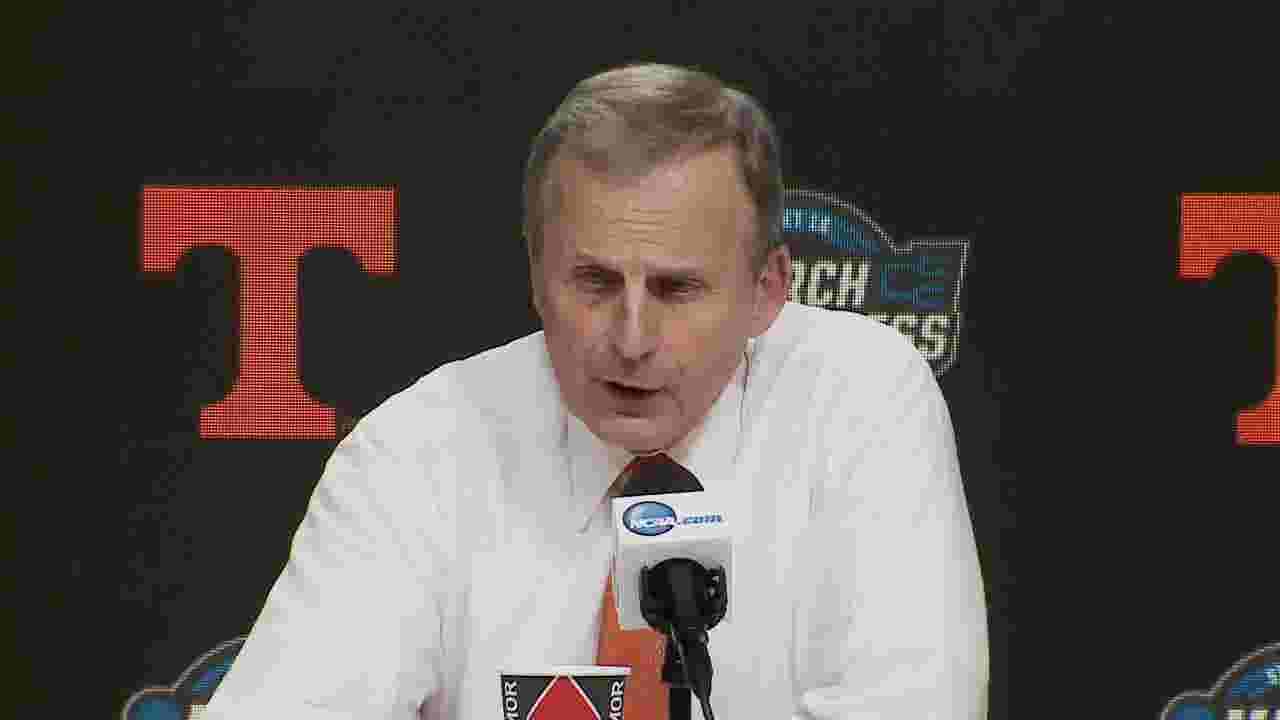 Tennessee Basketball Phillip Fulmer Needs To Keep Rick Barnes Happy