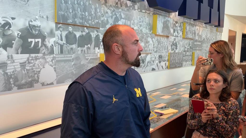 Michigan head coach Juwan Howard talks during a timeout in the first half  of an NCAA college basketball game in Ann Arbor, Mich., Saturday, Dec. 4,  2021. (AP Photo/Paul Sancya Stock Photo 